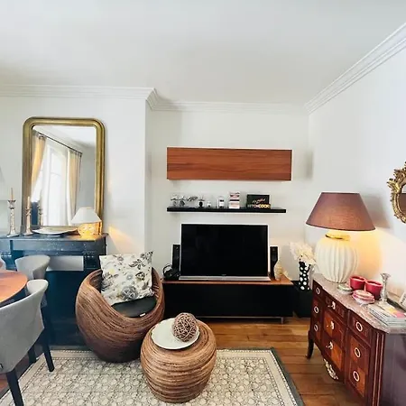 Beautiful & Central Near Champs-elysees Paris