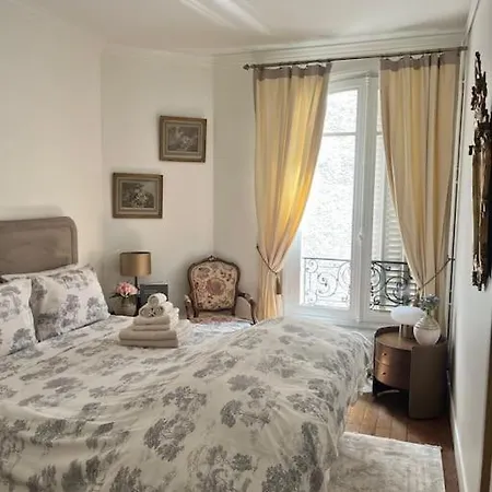 Beautiful & Central Near Champs-elysees Apartment