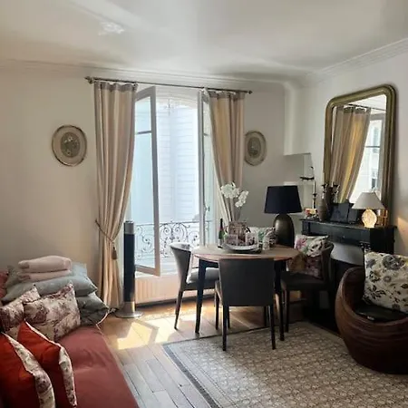 Apartment Beautiful & Central Near Champs-elysees Paris