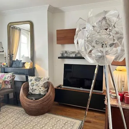 Beautiful & Central Near Champs-elysees Apartment