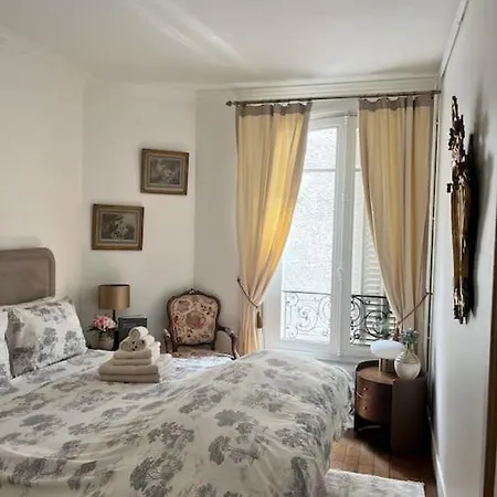 Beautiful & Near Champs-elysees Апартаменты *