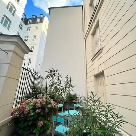 Beautiful & Near Champs-elysees Париж